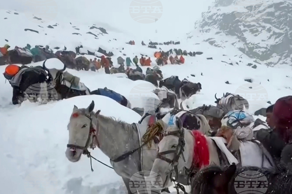 Всички блокирани алпинисти на Еверест бяха евакуирани