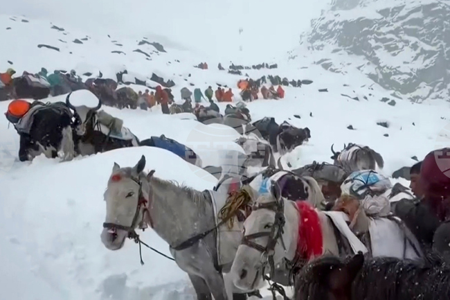 Всички блокирани алпинисти на Еверест бяха евакуирани