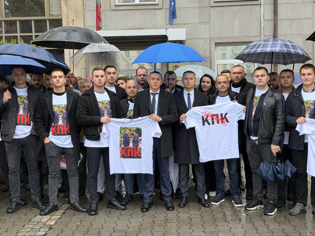 С протест пред КПК младежите на ДПС-НОВО НАЧАЛО поискаха закриването на бухалката на ПП
