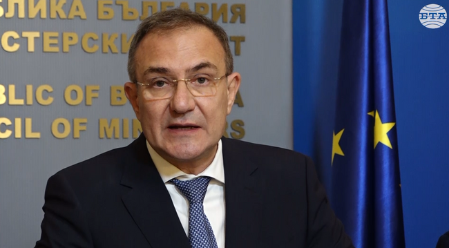 В момента да не се вдига минималната работна заплата и да се замразяват доходите би било недопустимо, заяви министър Борислав Гуцанов