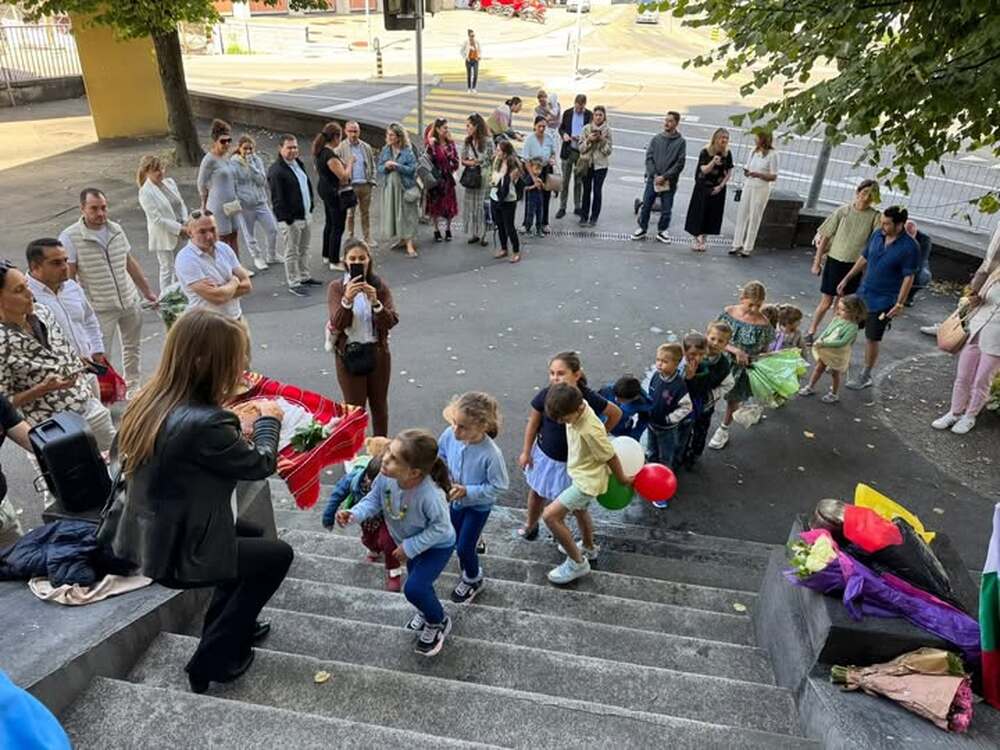 Екипът на Изпълнителната агенция за българите в чужбина поздрави преподавателите от българските училища с Международния ден на учителя