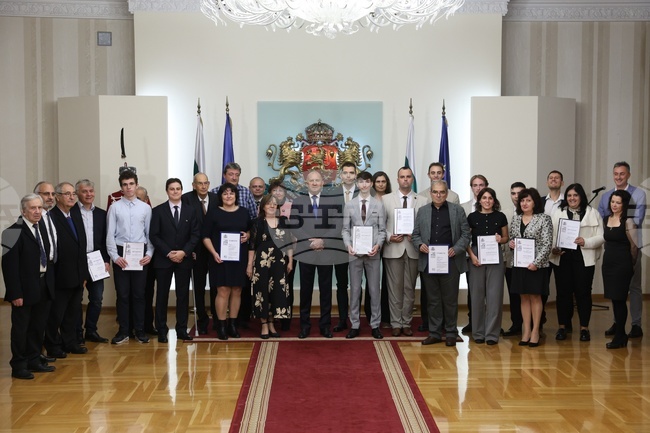 Президентът Румен Радев връчи наградите „Джон Атанасов“ за успехи в компютърните науки