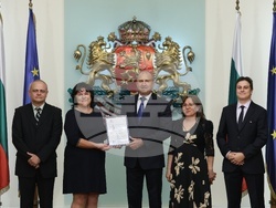 Президентска инициатива - награда „Джон Атанасов“ - отличия - връчване