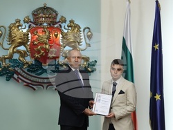 Президентска инициатива - награда „Джон Атанасов“ - отличия - връчване