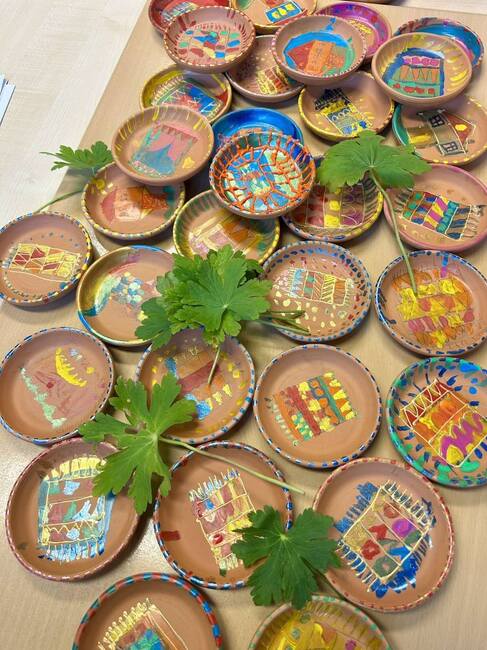 Възпитаници на училище "Дунав" в Австрия рисуваха върху стъкло и керамични чинийки