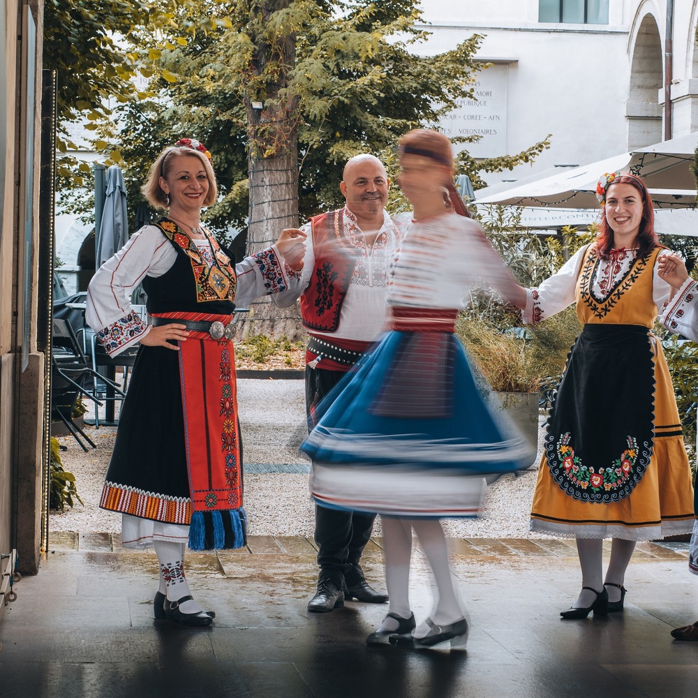 Асоциацията „От извора“ в Лион ще бъде домакин днес на творческа среща с хореографа на Ансамбъл „Фолклорна магия“ в Лондон Даниела Георгиева