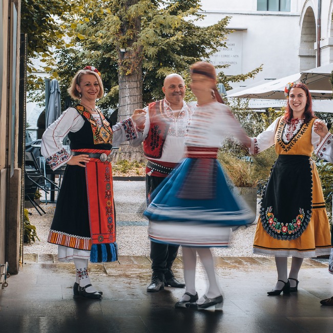 Асоциацията „От извора“ в Лион ще бъде домакин днес на творческа среща с хореографа на Ансамбъл „Фолклорна магия“ в Лондон Даниела Георгиева
