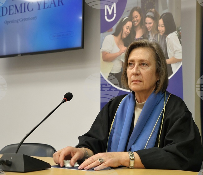 Знанието е мост между поколенията, традиция, която ще ни даде бъдеще, каза ректорът на Висшето училище по мениджмънт във Варна