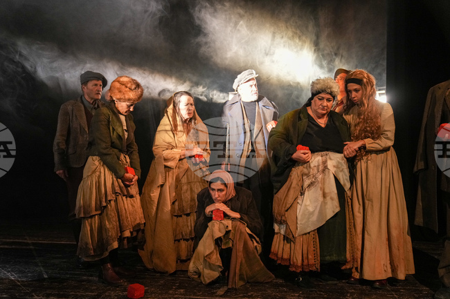 В началото на новия творчески сезон Родопският драматичен театър „Николай Хайтов“ представя за 22-ри път „Албена“ пред смолянска публика