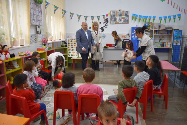Кметът Добрин Добрев и заместник-кметът Елка Неделчева посетиха детските градини в Топчии, Раковски и Стражец, в които бе обновена материално-техническата база 