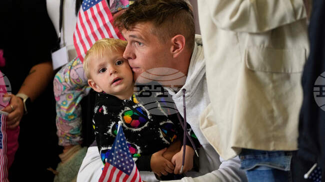 Пристигащите в САЩ южноафрикански имигранти от европейски произход може да получават версия на биографията на Тръмп за деца