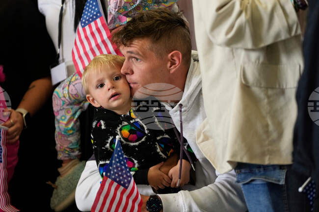 Пристигащите в САЩ южноафрикански имигранти от европейски произход може да получават версия на биографията на Тръмп за деца