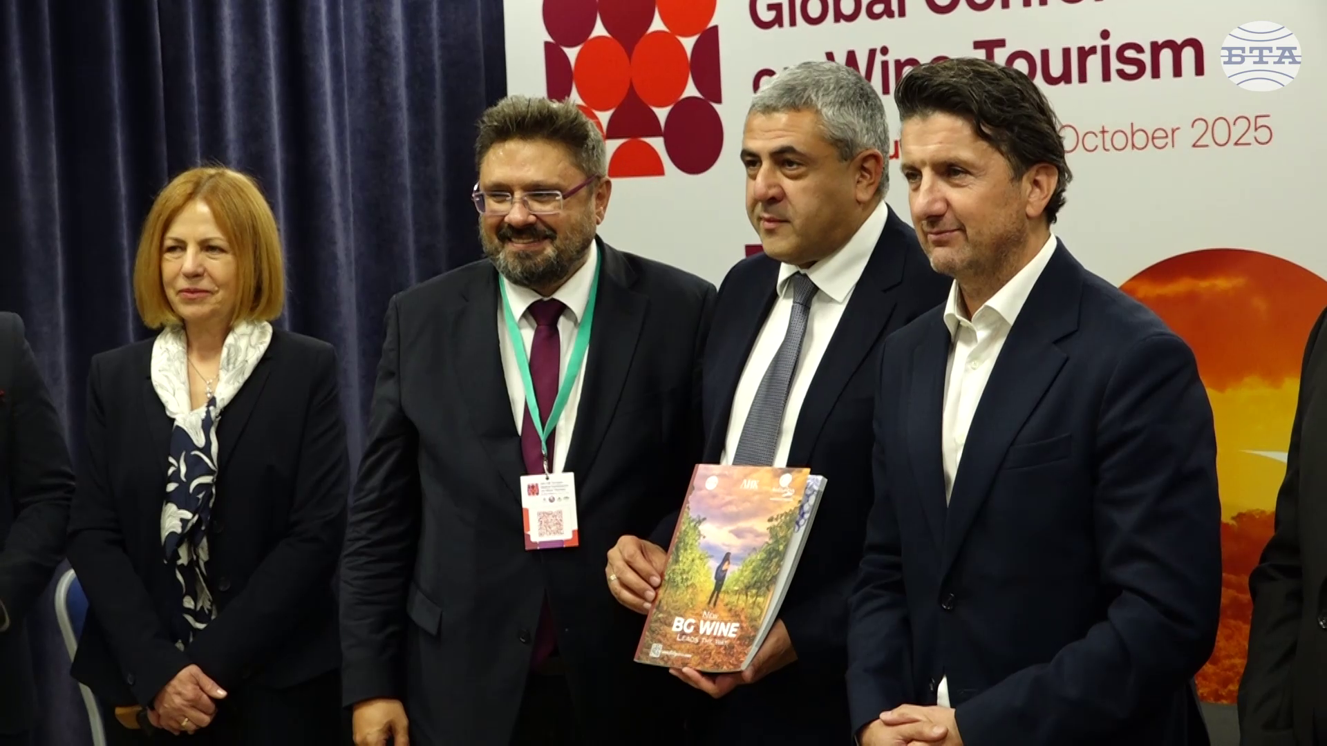 Генералният директор на БТА Кирил Вълчев подари на генералния секретар на Световната организация по туризъм брошурата „Следвай пътя на новото БГ ВИНО“