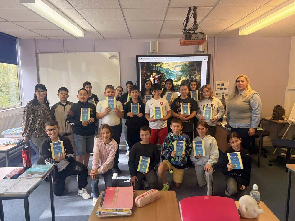 Отец Серафим от храм „Св. Георги Победоносец“ в с. Ново село дари библии на училище „Българче“ в Лондон