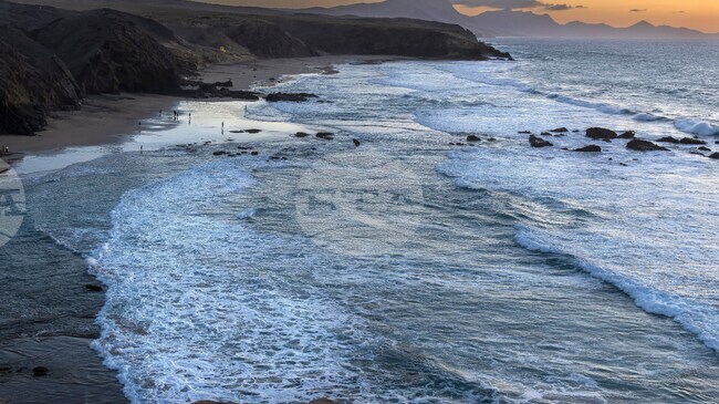 Трима загинали и 15 ранени при няколко инцидента, причинени от бурно море на остров Тенерифе