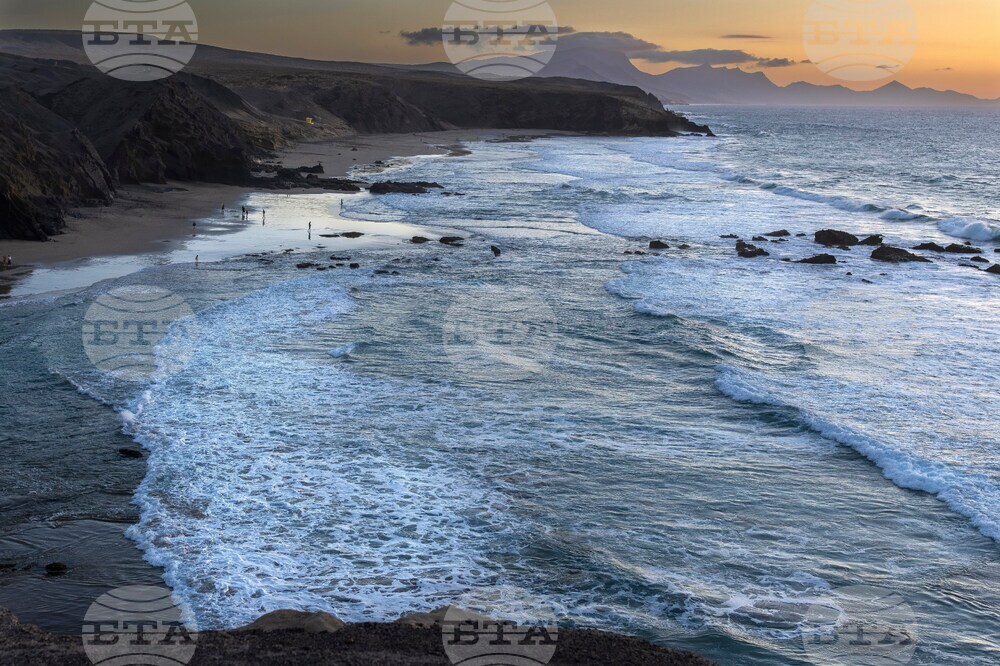 Трима загинали и 15 ранени при няколко инцидента, причинени от бурно море на остров Тенерифе