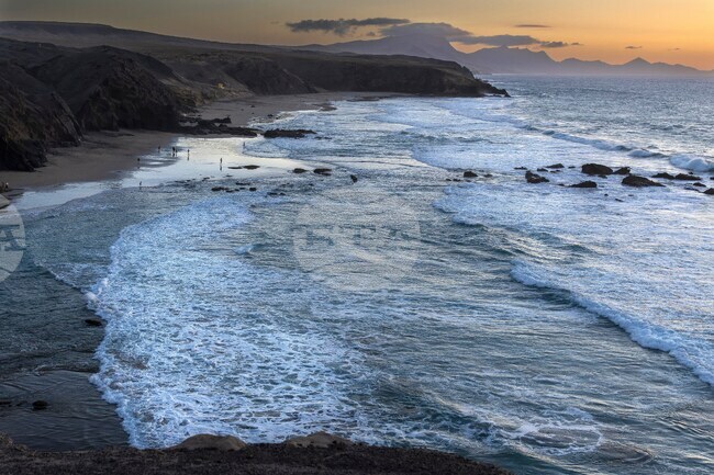 Трима загинали и 15 ранени при няколко инцидента, причинени от бурно море на остров Тенерифе