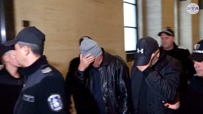 Съдът остави в ареста служителите на "Автомобилна администрация", поискали подкуп от превозващи техника за концерта на Роби Уилямс