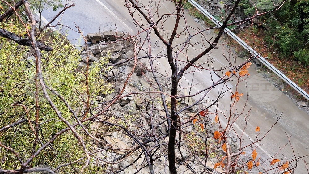 Възстановено е движението по пътя Рудозем – Смолян след отстраняване на паднали камъни