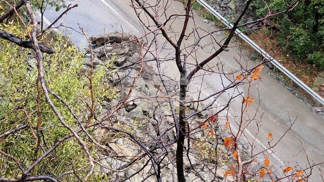 Възстановено е движението по пътя Рудозем – Смолян след отстраняване на паднали камъни