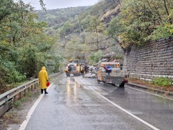 Асеновград - път - свлачище - затворено движение