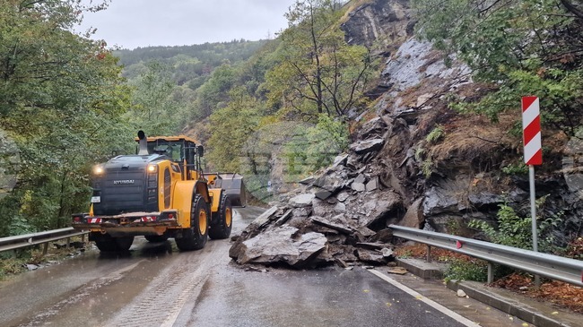 Скална маса на пътното платно затруднява движението между селата Белица и Загражден 