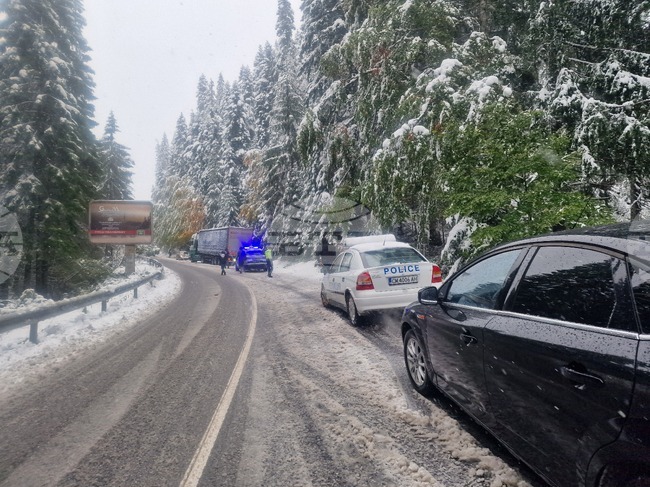 Затвориха прохода Превала за тежкотоварни автомобили заради обилен снеговалеж и снегопочистване