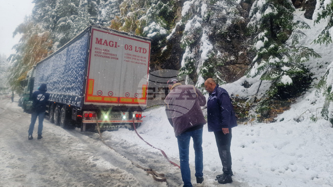 Автомобили са закъсали в курортен комплекс Пампорово 