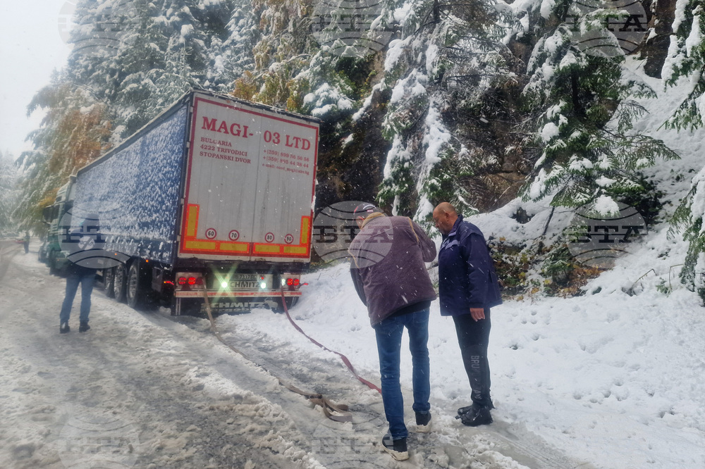 Автомобили са закъсали в курортен комплекс Пампорово 