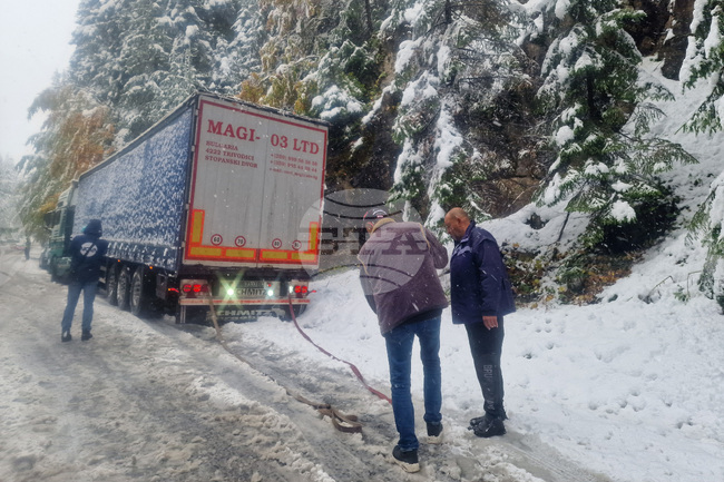 Автомобили са закъсали в курортен комплекс Пампорово 