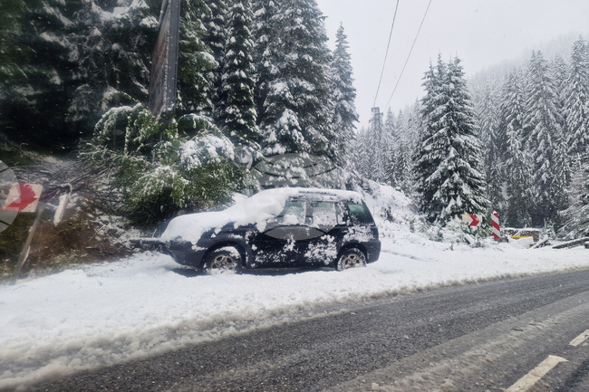 Верижна катастрофа между седем коли и почистващ снега трактор е станала в района на прохода Превала
