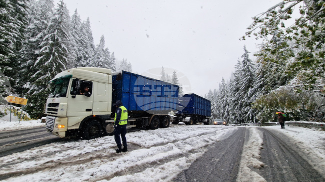 Ограничено е движението по пътя Мездра - Ботевград в района на Копяновец заради аварирал ТИР, съобщиха от АПИ