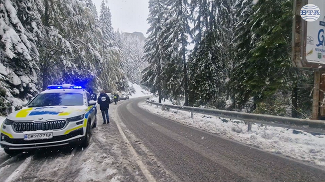 Затвориха прохода Превала за тежкотоварни автомобили заради обилен снеговалеж и снегопочистване