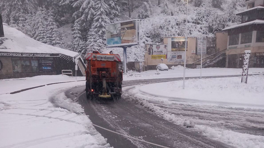 Общо 582 снегопочистващи машини обработват настилките по републиканските пътища, съобщиха от АПИ 