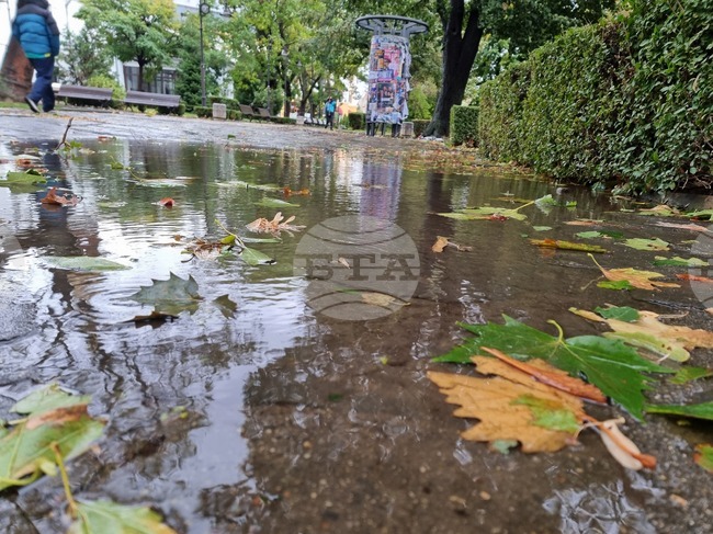 Скоростта на вятъра в Сливен е между 70 и 90 км/ч, количествата дъжд са седем литра на квадратен метър