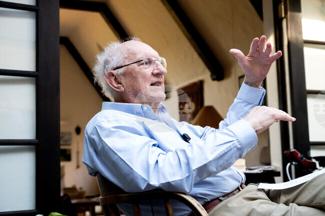 Нобеловият лауреат Джон Кларк критикува съкращенията на финансирането за научни изследвания в САЩ