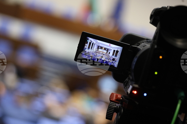 Парламентът обсъжда промени в Закона за предучилищното и училищното образование, отхвърлени бяха две предложения за изслушвания за наводненията