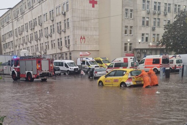 Община Русе: Екипи на фирмата за обществена хигиена отводняват улици в Русе, остава в сила оранжевият код за опасни валежи