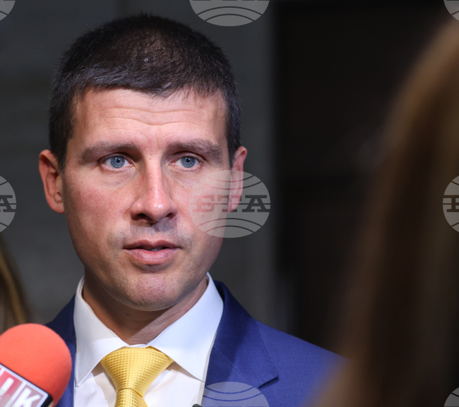 Партия "Величие" се разграничава от осемте депутати от групата, които днес се регистрираха за работа на парламента, обяви Ивелин Михайлов