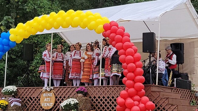 Фолклорна група „Роса” към Българо-американския културен център в Атланта представи български фолклор по време на румънски фестивал