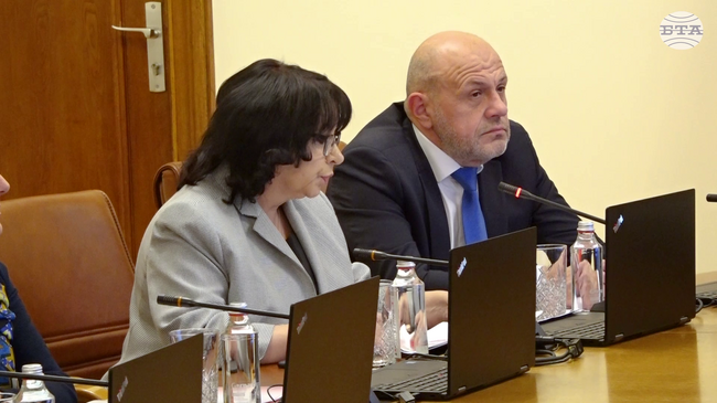 Всякакви слухове, че българските граждани обедняват и доходите намаляват, са абсолютно неверни, каза министър Теменужка Петкова