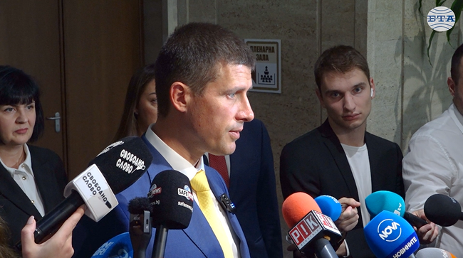 Изходът от кризата с боклука в София е да паднат Борисов и Пеевски, заяви лидерът на „Величие“ Ивелин Михайлов