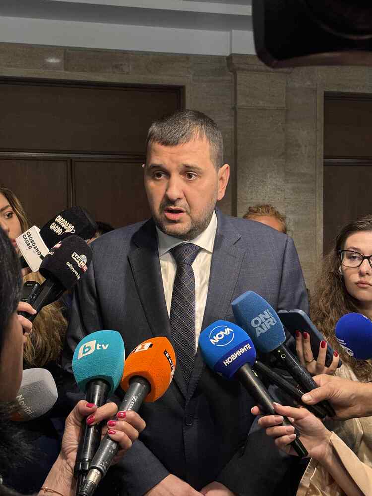 ДСБ предлага съкращаване на администрацията и премахване на почивните понеделници за стабилни публични финанси