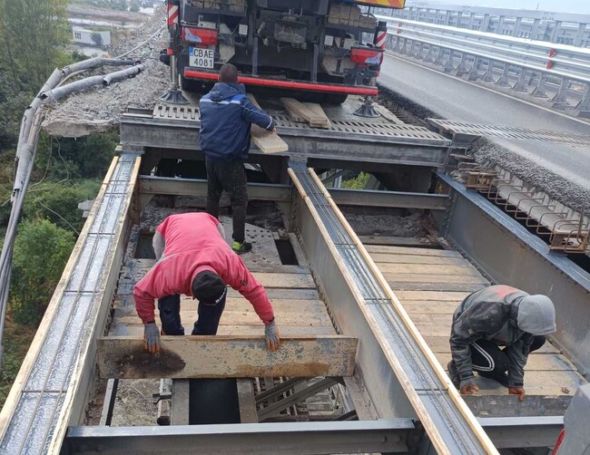 Петдесет стоманобетонни панела са монтирани за седмица при ремонта на Дунав мост при Русе