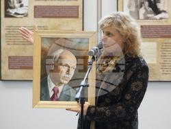 Народно събрание - фотодокументална изложба за Маньо Стоянов - откриване