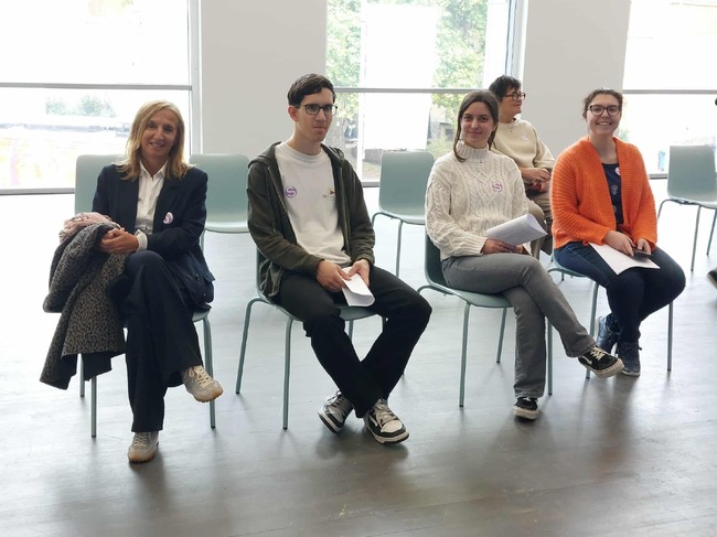 Упражнение на студенти от курса „Български II“ към Университета в Гент се състоя в музея за съвременно изкуство в белгийския град