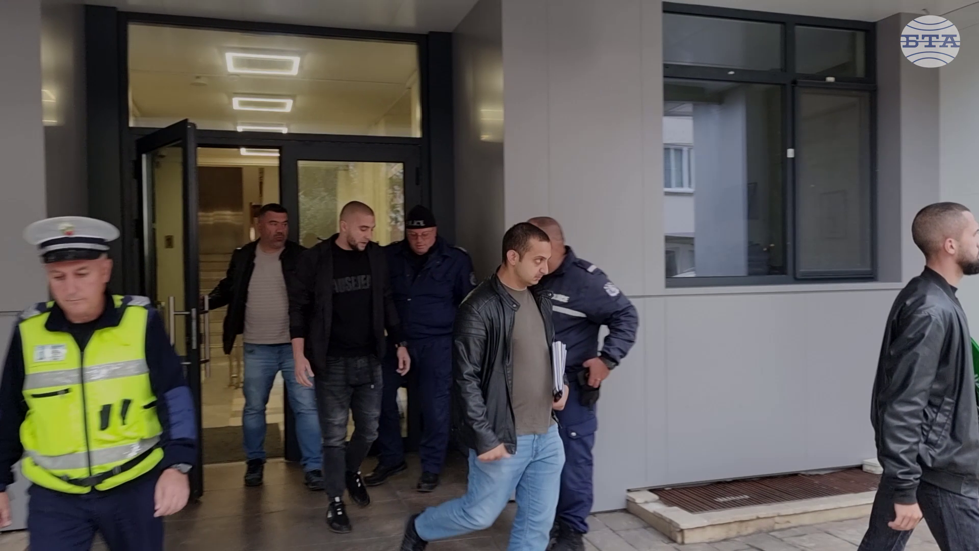 Проверяващи излязоха от сградата на община Несебър, но отказаха коментар