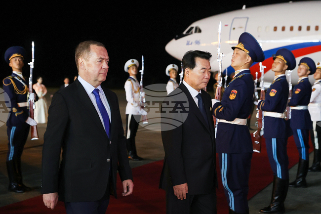 Дмитрий Медведев пристигна на посещение в Северна Корея