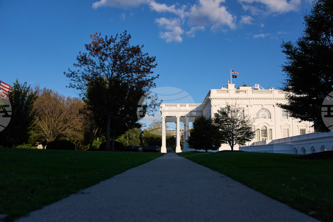 Правителството на САЩ е започнало да съкращава федерални служители, съобщи представител на Белия дом