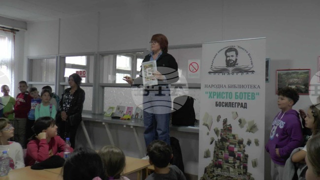 Писателката Елизабета Георгиева гостува на босилеградски ученици по повод Седмицата на детето